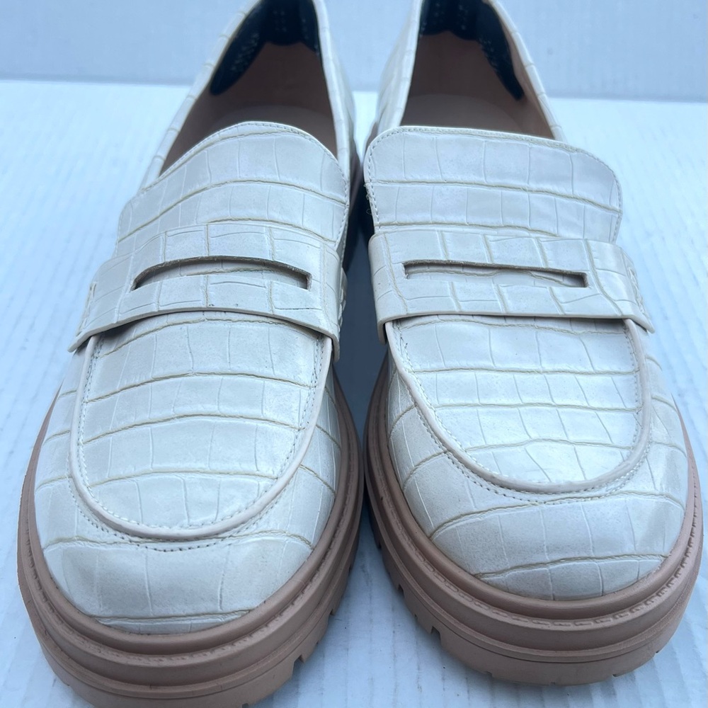 Elegant Cream Croc-Embossed Loafers‎ Sz. 11